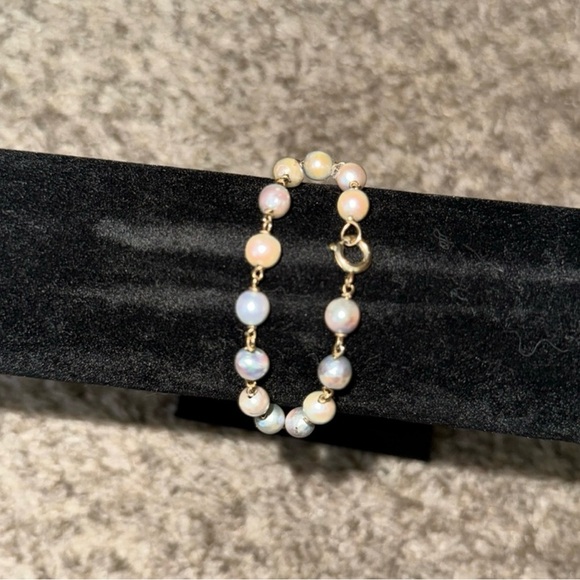 Elegant Pearl and Gold Bracelet - Picture 3 of 6